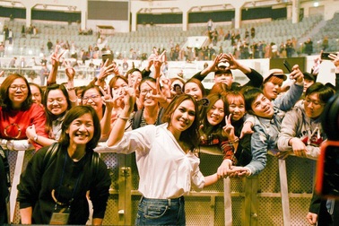 Xôn xao tranh cãi quanh chuyện khán giả có nuôi nghệ sĩ không...