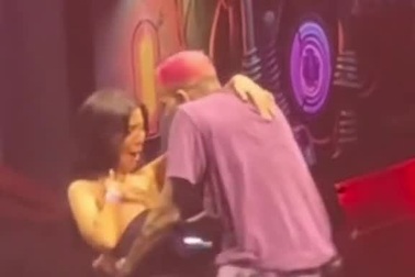 Chris Brown gây lùm xùm vì biểu diễn gợi dục: Một fan nữ bị bạn trai bỏ