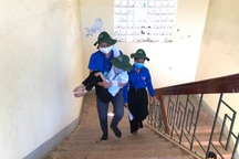 Hà Tĩnh: Tình nguyện viên cõng thí sinh khuyết tật đi thi