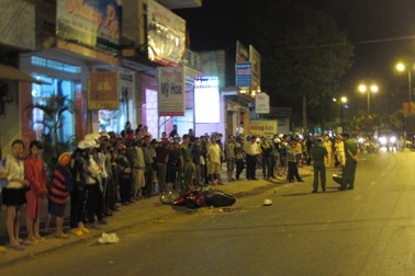 Tài xế xe tải bỏ trốn sau khi tông 2 mẹ con tử vong