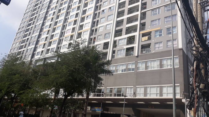 Vụ bé gái bị sàm sỡ trong thang máy: Hết thi nhau chụp ảnh, người dân lại ném chất bẩn, xịt sơn lên tường nhà ông Linh - Ảnh 6. Vụ bé gái bị sàm sỡ trong thang máy: Hết thi nhau chụp ảnh, người dân lại ném chất bẩn, xịt sơn lên tường nhà ông Linh - Ảnh 6.
