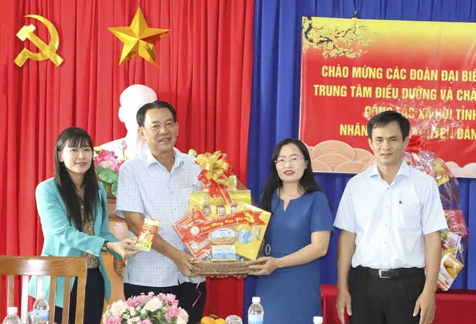 Công ty Yến Sào Khánh Hòa tặng quà cho nhân viên Trung tâm Điều dưỡng và Chăm sóc người có công (Ảnh Đình Lâm)