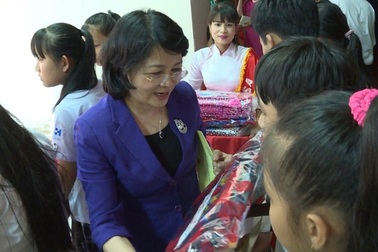 Phó Chủ tịch nước Đặng Thị Ngọc Thịnh tặng quà Tết cho người nghèo