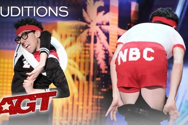 Tiết mục nhảy múa uốn dẻo kèm... thoát y hài hước