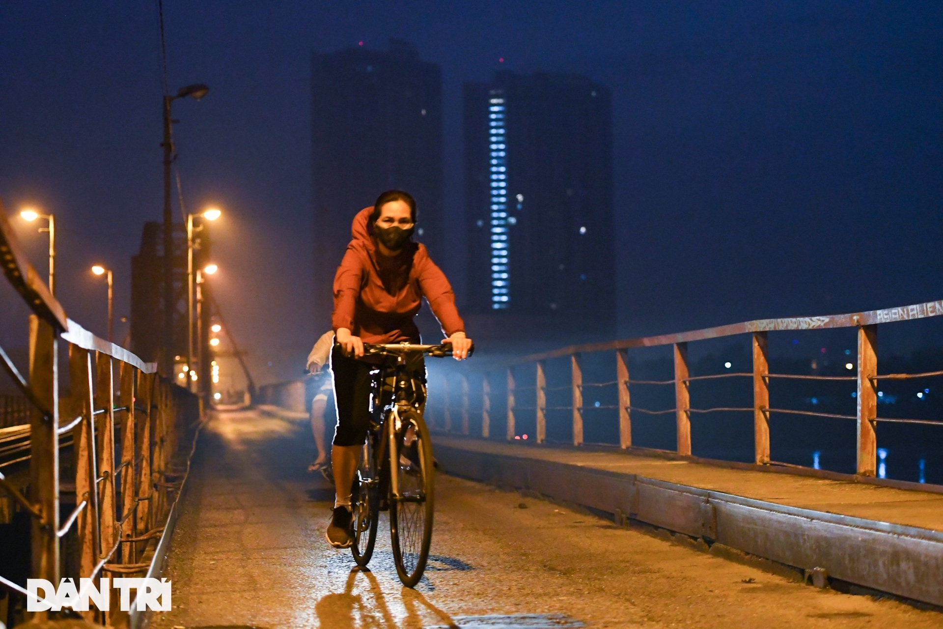 Sau nới lỏng, người dân Hà Nội đổ ra đường tập thể dục từ tờ mờ sáng - 1 Sau nới lỏng, người dân Hà Nội đổ ra đường tập thể dục từ tờ mờ sáng - 1