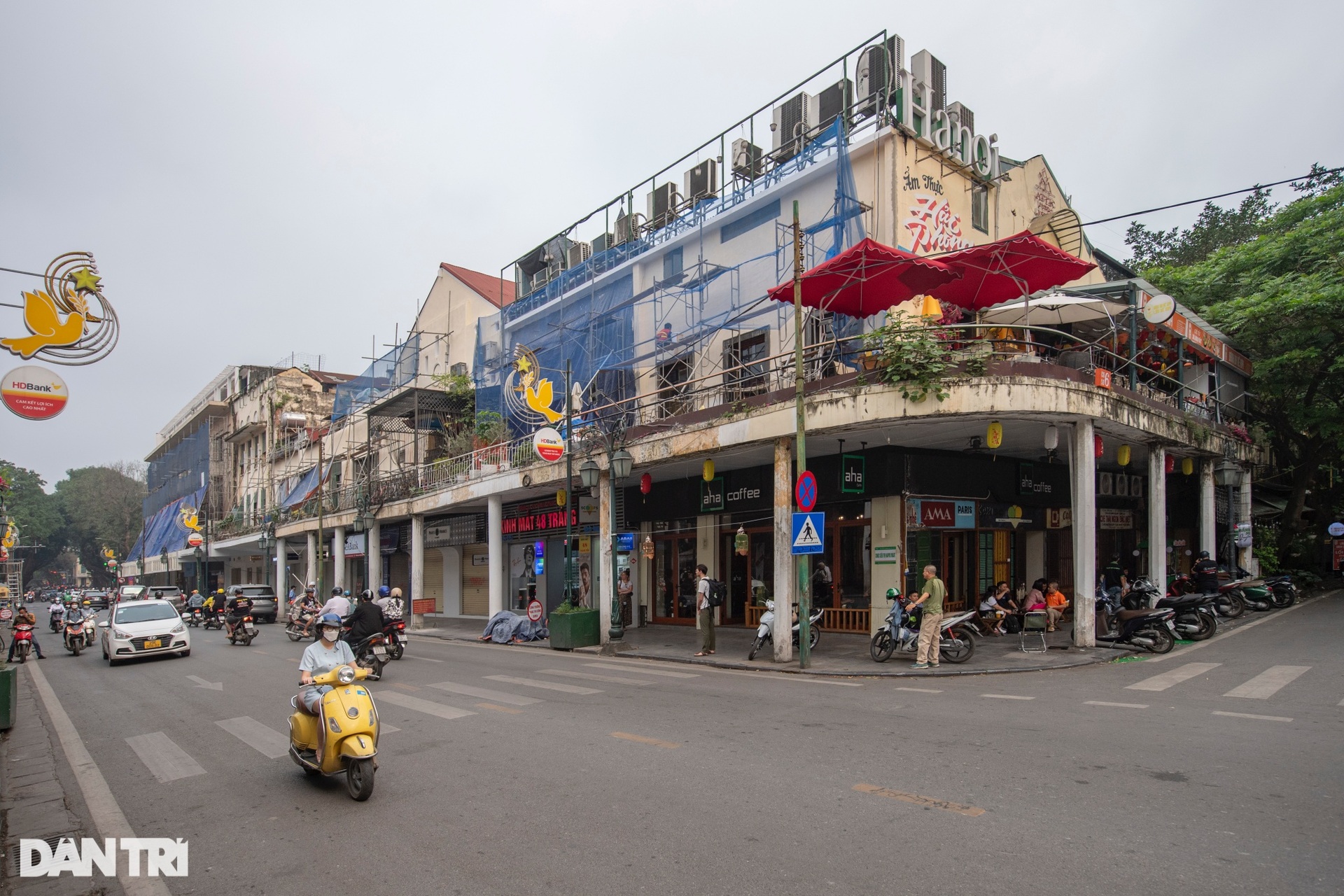 Công nhân tất bật cải tạo, chỉnh trang phố Tràng Tiền trăm tuổi ở Hà Nội - 3