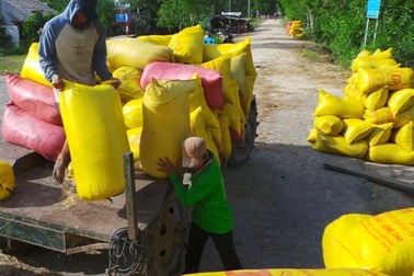 “Rèn” cán bộ biết cười, sa thải người kém năng lực