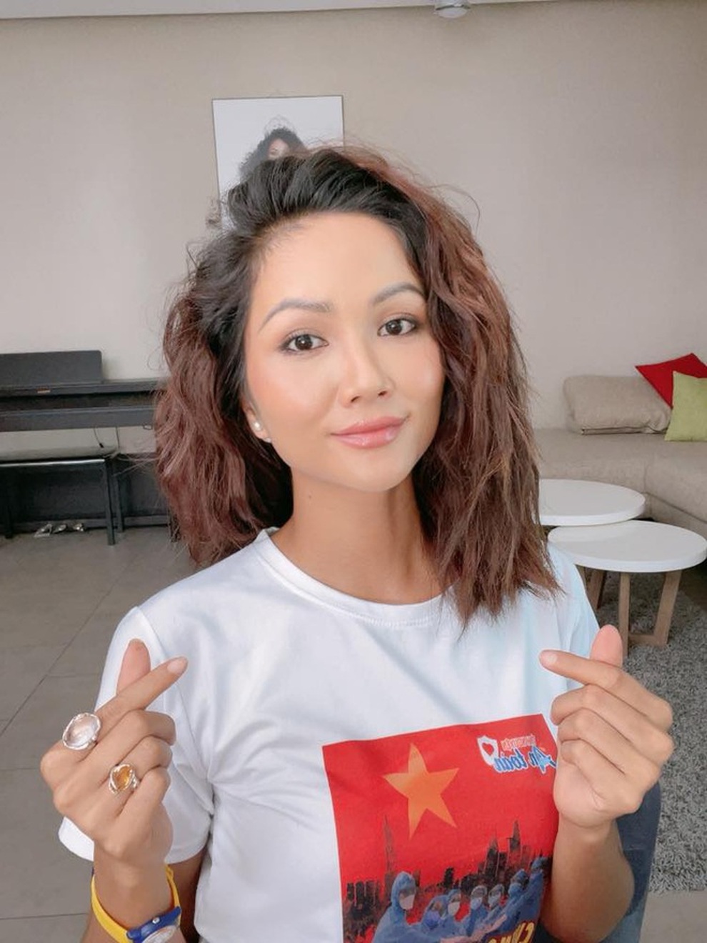 HHen Niê: Sài Gòn đang đau bệnh, lo lắng nên tôi không thể rời bỏ - 4 HHen Niê: Sài Gòn đang đau bệnh, lo lắng nên tôi không thể rời bỏ - 4