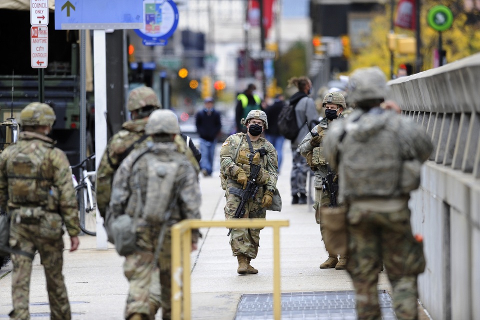 Người Mỹ cấp tập chuẩn bị cho “ác mộng” bạo loạn trong ngày bầu cử - 6