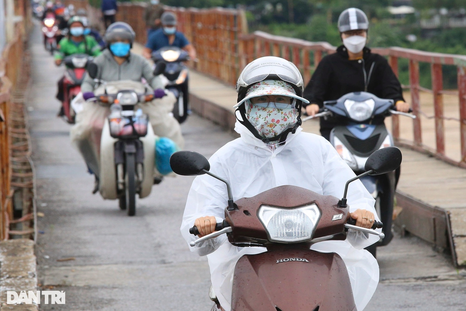 Người Hà Nội co ro trong đợt không khí lạnh tăng cường - 8 Người Hà Nội co ro trong đợt không khí lạnh tăng cường - 8