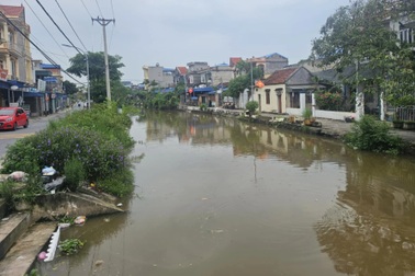 Mẹ ôm con nhỏ 5 tháng tuổi nghi nhảy sông, mẹ được cứu sống