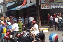 Mang vật “lạ” nghi là quan tài vứt trước quán nhậu