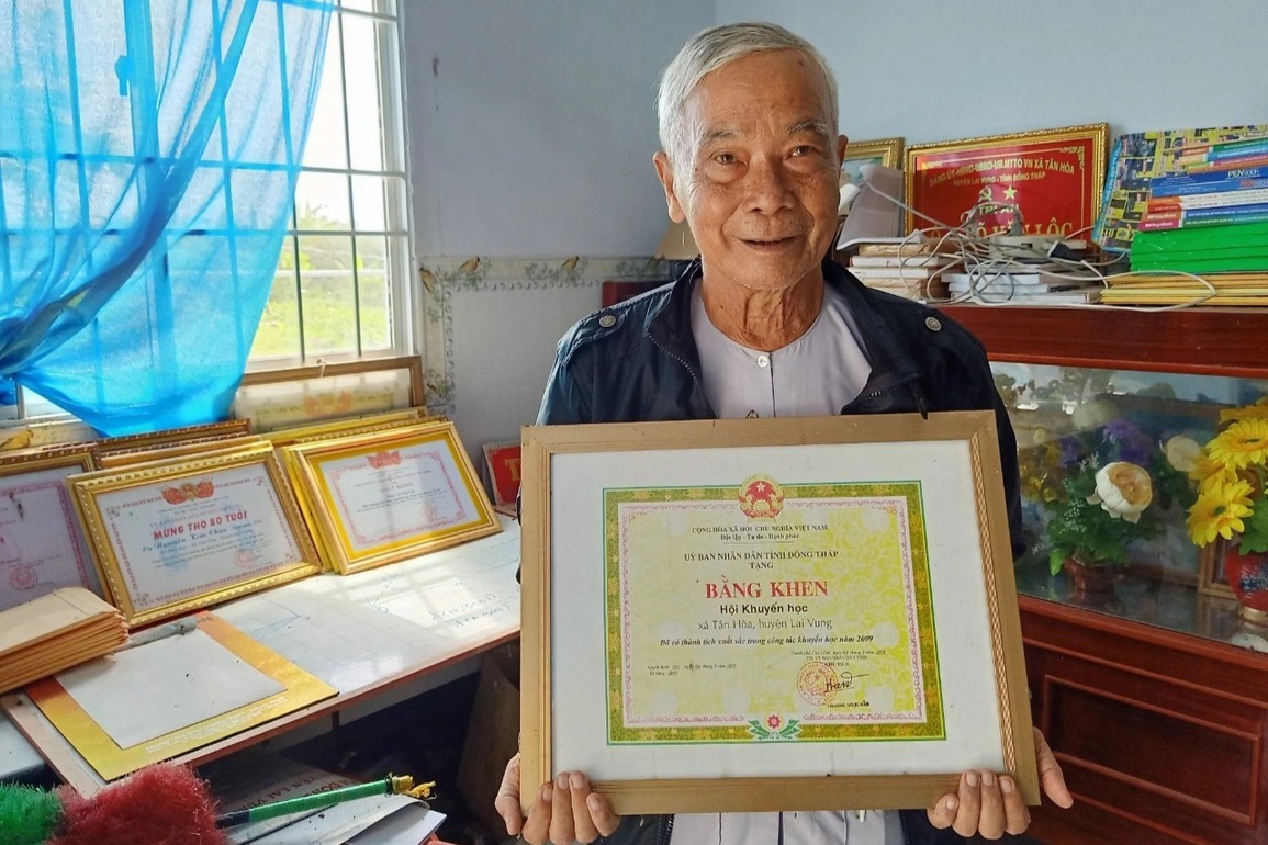 Lão nông miền Tây chuyên vá đường từ thiện có 18 con, cháu theo nghề giáo - 2 Lão nông miền Tây chuyên vá đường từ thiện có 18 con, cháu theo nghề giáo - 2