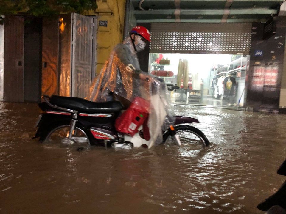 Hà Nội: Phố chìm trong nước sau trận mưa lớn kéo dài - 12 Hà Nội: Phố chìm trong nước sau trận mưa lớn kéo dài - 12