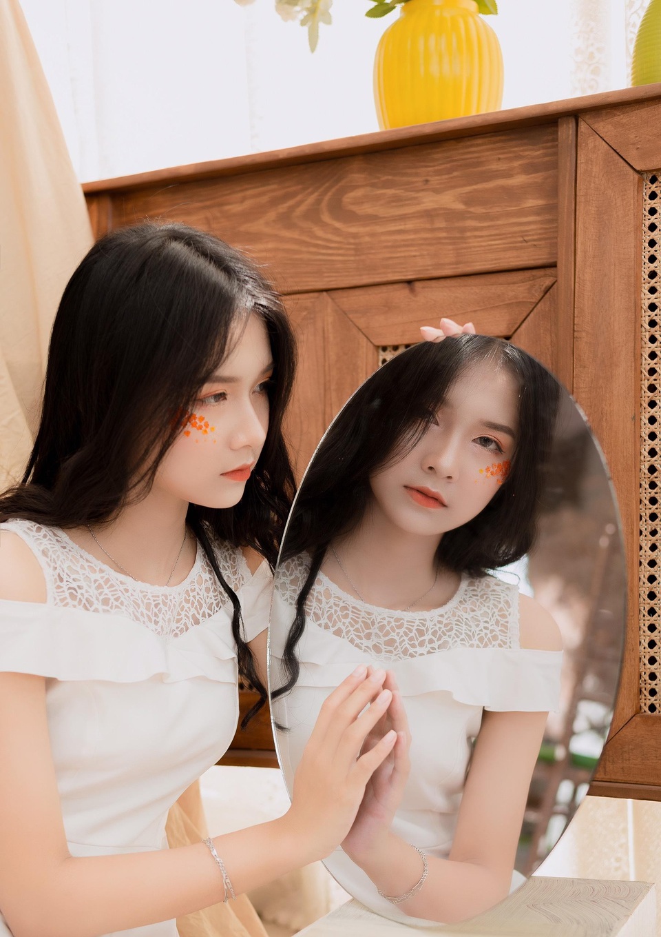 Nữ sinh trường ĐH Thương mại đáng yêu với khuôn mặt bầu bĩnh như bánh bao - 4 Nữ sinh trường ĐH Thương mại đáng yêu với khuôn mặt bầu bĩnh như bánh bao - 4