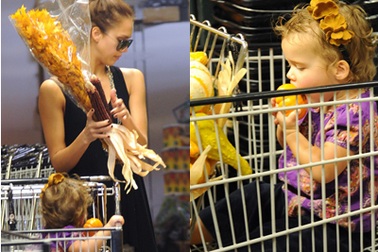 Theo chân mẹ con Jessica Alba đi sắm đồ Halloween 