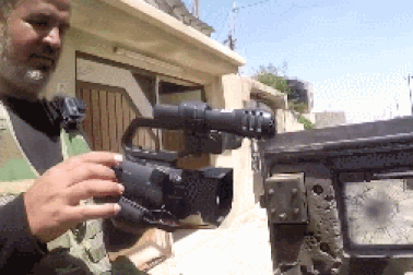 Khoảnh khắc chiếc camera cứu mạng phóng viên chiến trường khi bị lính IS bắn tỉa