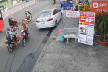 Xe máy đi ngược chiều gây tai nạn cho hàng loạt người đi đường