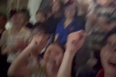 Tình nguyện viên ở TPHCM hát vang khi sắp xếp hàng cứu trợ gửi ra vùng lũ