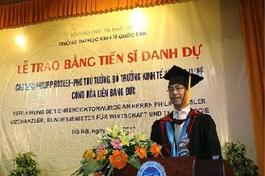 Trao bằng tiến sĩ danh dự cho Phó Thủ tướng Đức gốc Việt