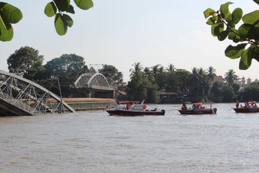 Khởi tố 2 đối tượng trong vụ sà lan tông sập cầu Ghềnh