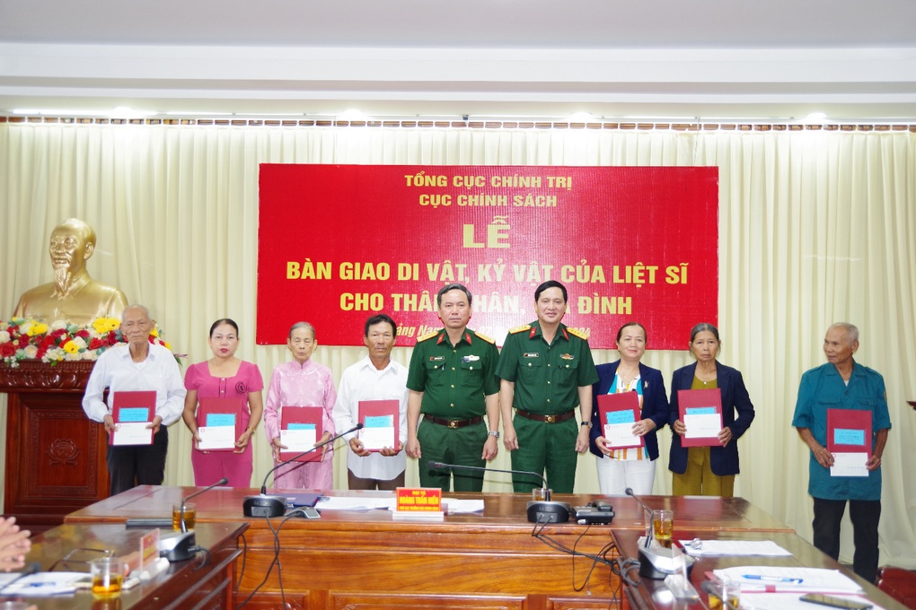 Bàn giao di vật của 14 liệt sỹ gửi lại trước khi ra chiến trận - 1 Bàn giao di vật của 14 liệt sỹ gửi lại trước khi ra chiến trận - 1