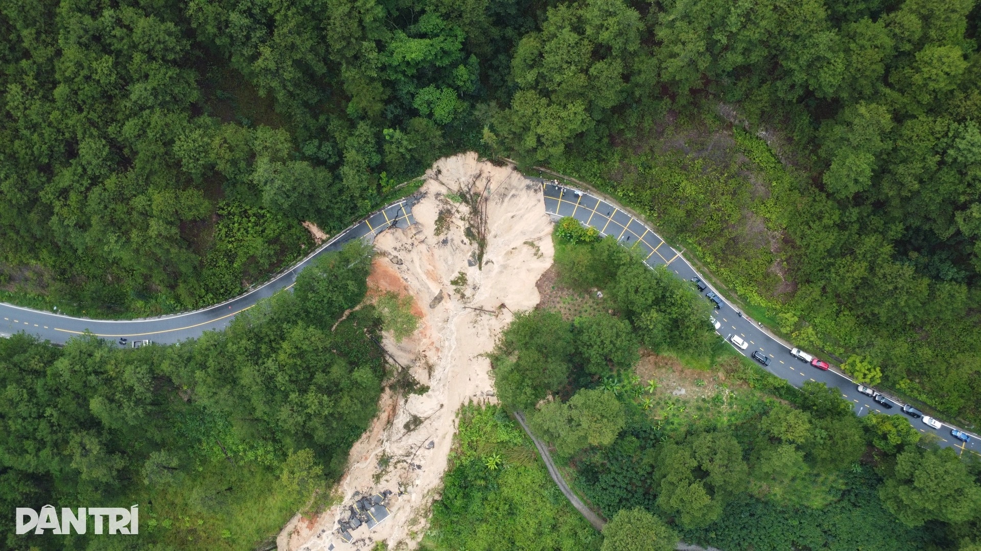 Đèo Mimosa bị “xé đôi”, giao thông cửa ngõ Đà Lạt tê liệt - 1 Đèo Mimosa bị “xé đôi”, giao thông cửa ngõ Đà Lạt tê liệt - 1