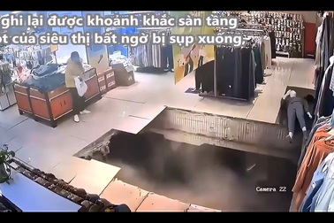 Khoảnh khắc sàn siêu thị sụp xuống, kéo theo cả khách đang mua sắm