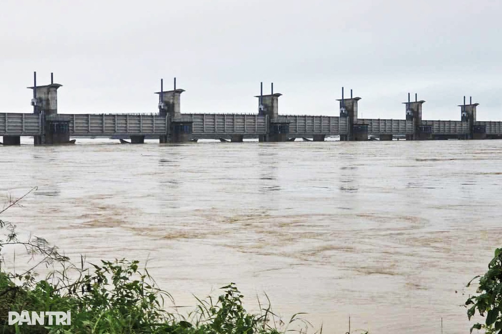 Huy động hàng chục người dùng bao cát chặn cống ngăn nước sông Trà Khúc - 3 Huy động hàng chục người dùng bao cát chặn cống ngăn nước sông Trà Khúc - 3