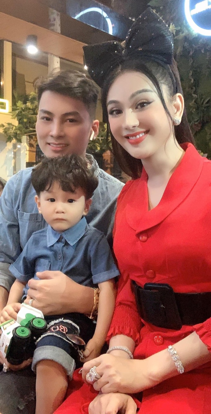Lâm Khánh Chi được chồng trẻ hôn thắm thiết ở tiệc sinh nhật, ai dè nhẫn kim cương khủng ở tay chiếm trọn sự chú ý - Ảnh 3. Lâm Khánh Chi được chồng trẻ hôn thắm thiết ở tiệc sinh nhật, ai dè nhẫn kim cương khủng ở tay chiếm trọn sự chú ý - Ảnh 3.