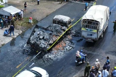 Va chạm với xe máy trên quốc lộ, xe tải chở tôm cháy rụi, 2 người tử vong