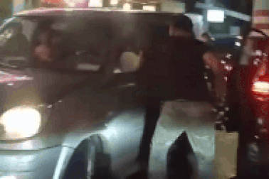 Người đập kính, hành hung tài xế ô tô có thể bị xử lý đồng thời 3 tội danh?