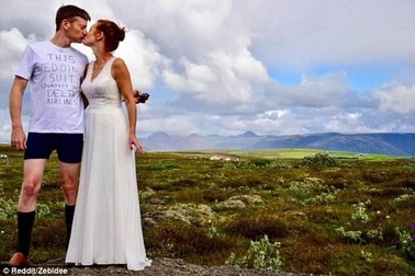 Chú rể mặc quần đùi chụp ảnh cưới vì bị thất lạc hành lý trong khi bay