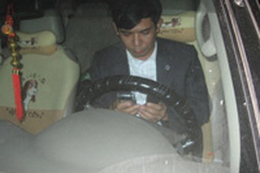 Đỗ xe sai quy định, gây lộn với công an