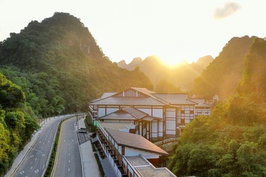 Lung linh bình minh đầu tiên của năm mới 2021 trên khắp đất nước