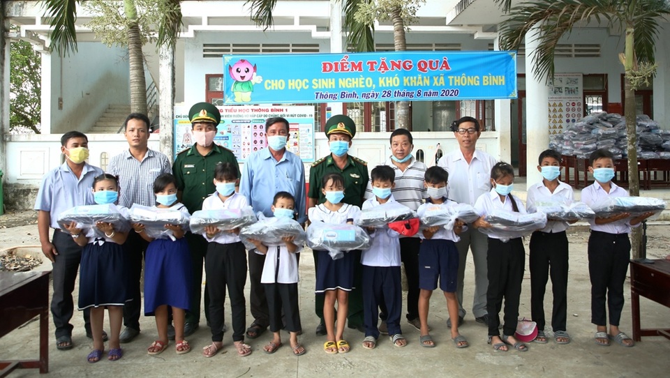 Biên phòng Đồng Tháp tặng 600 phần quà đến học sinh nghèo vùng biên giới - 1 Biên phòng Đồng Tháp tặng 600 phần quà đến học sinh nghèo vùng biên giới - 1