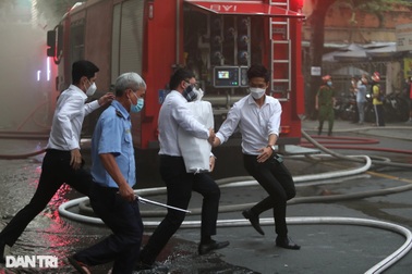 Cháy lớn ở trung tâm TPHCM, nhiều người ôm tài sản thoát khỏi hiện trường