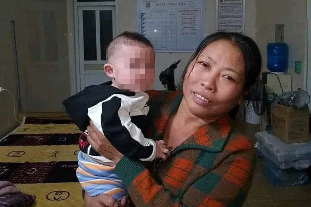 Bé gái 6 tháng tuổi khóc khản cổ trong thùng xốp cùng áo, sữa được bỏ lại - 2 Bé gái 6 tháng tuổi khóc khản cổ trong thùng xốp cùng áo, sữa được bỏ lại - 2