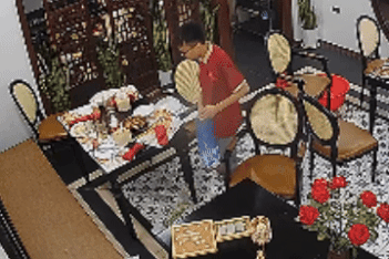 Nhân viên nhà hàng bỏ chạy khi thấy hàng chục triệu đồng dưới gầm bàn tiệc
