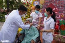 Đường hoa khoe sắc, nồi bánh chưng "rực lửa" trong bệnh viện