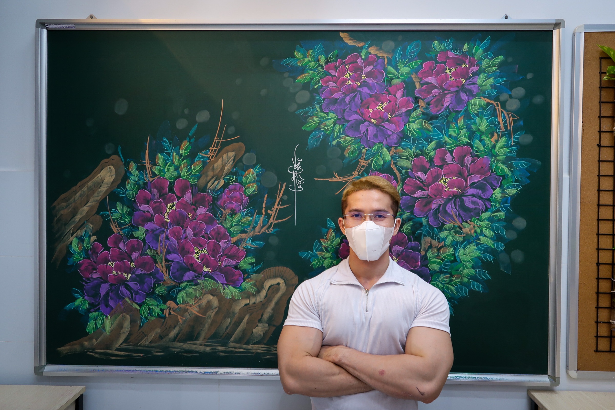 Thầy giáo cơ bắp TPHCM có biệt tài vẽ tranh bằng phấn sống động