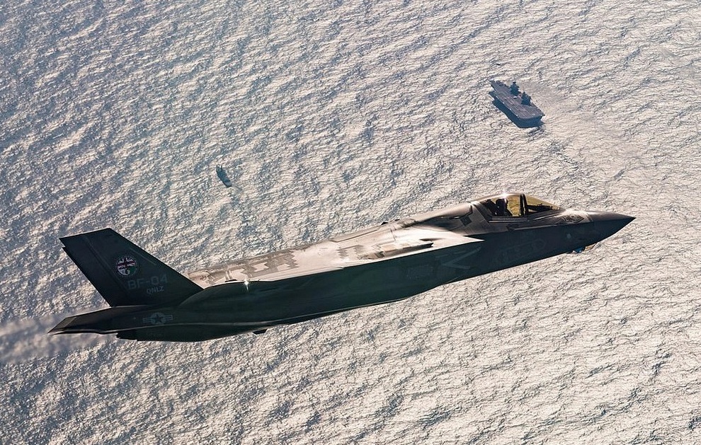 Anh trục vớt thành công xác tiêm kích F-35 lao xuống biển từ tàu sân bay - 1 Anh trục vớt thành công xác tiêm kích F-35 lao xuống biển từ tàu sân bay - 1