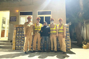 Hà Nội: Cảnh sát giao thông phát hiện vụ vận chuyển 1 tấn pháo lậu