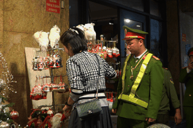 Người dân khẩn trương tháo mái che, dọn vỉa hè trên phố Hàng Mã