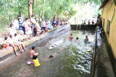 Trường quê cải tạo bể xả trạm bơm làm nơi dạy bơi cho học sinh tiểu học