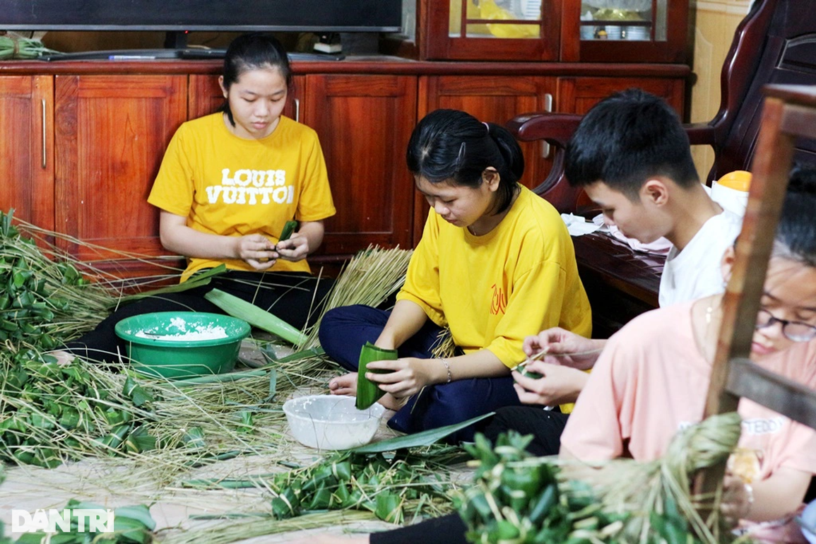Làng bánh ú tro làm không kịp bán dịp Tết Đoan ngọ - 7 Làng bánh ú tro làm không kịp bán dịp Tết Đoan ngọ - 7