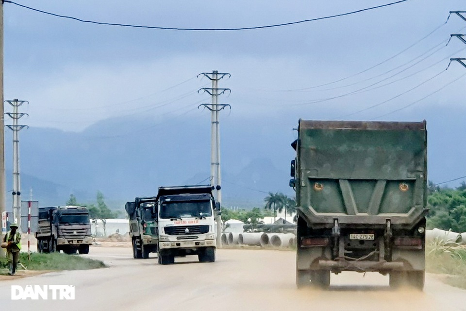 Binh đoàn xe hổ vồ hoành hành trên khắp các tuyến đường ở Quảng Ninh - 2 Binh đoàn xe hổ vồ hoành hành trên khắp các tuyến đường ở Quảng Ninh - 2