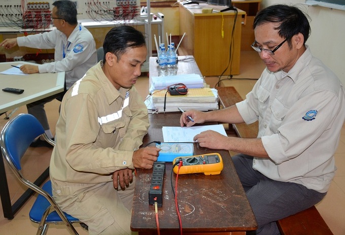 Giáo viên TCĐKNDQ sát hạch trình độ tay nghề trước khi kết thúc khóa học. 