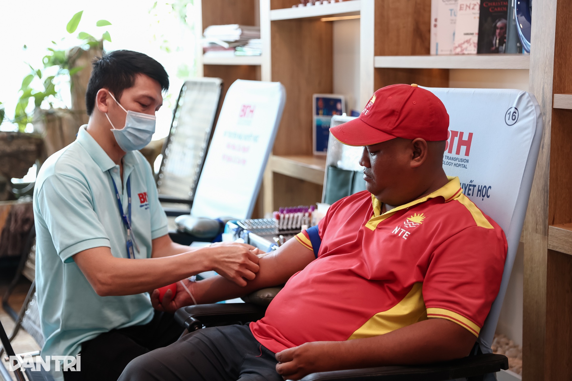 Lan tỏa yêu thương qua hoạt động hiến máu nhân đạo - 13