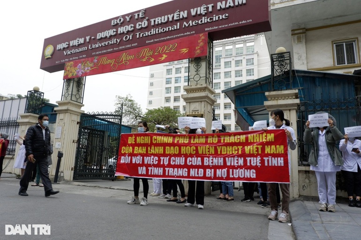 Hỗ trợ 395 triệu đồng cho y bác sĩ BV Tuệ Tĩnh bị nợ lương kéo dài - 1 Hỗ trợ 395 triệu đồng cho y bác sĩ BV Tuệ Tĩnh bị nợ lương kéo dài - 1